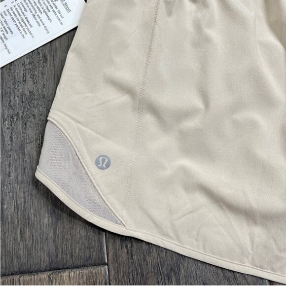 Lululemon NWT Hotty Hot High-Rise Short 2.5" Mojave Tan - Picture 5 of 10